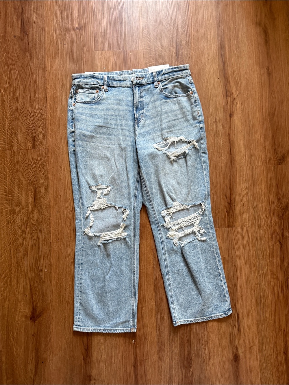 American Eagle Classic Light Wash Distressed Women’s Jeans